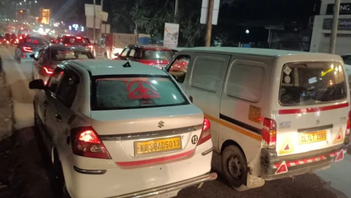 सूरजकुंड रोड पर रविवार की रात मैरिज गार्डन के बाहर सड़क पर खड़े वाहन (फोटो- सौ. पुलिस)