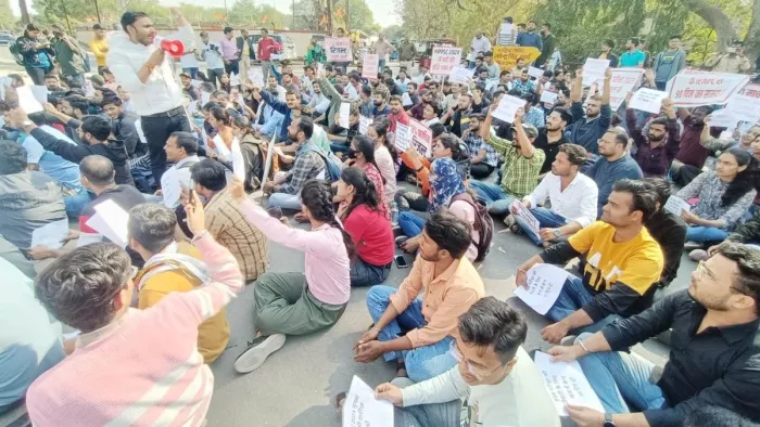 इंदौर में MPPSC मुख्यालय के बाहर धरना प्रदर्शन करते अभ्यर्थी (फोटो-नईदुनिया)