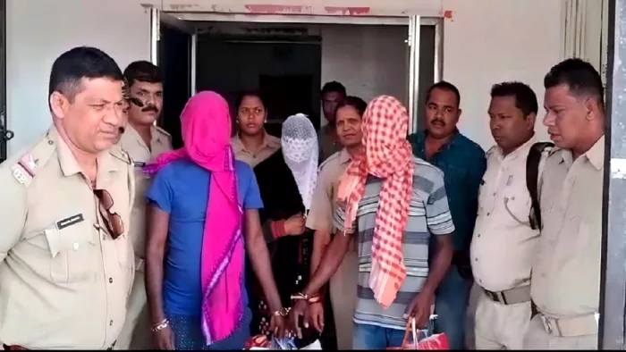 सोनपुर पुलिस की गिरफ्त में प्रेमिका और सहयोगी।