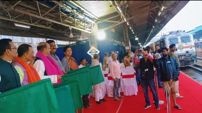 तीर्थ यात्री ट्रेन को हरी झंडी दिखाते प्रदेश भाजपा अध्यक्ष मनमोहन सामल एवं अन्य भाजपा नेता।