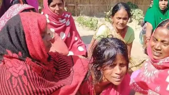 युवक की मौत के बाद रोते-बिलखते स्वजन। (फोटो जागरण)