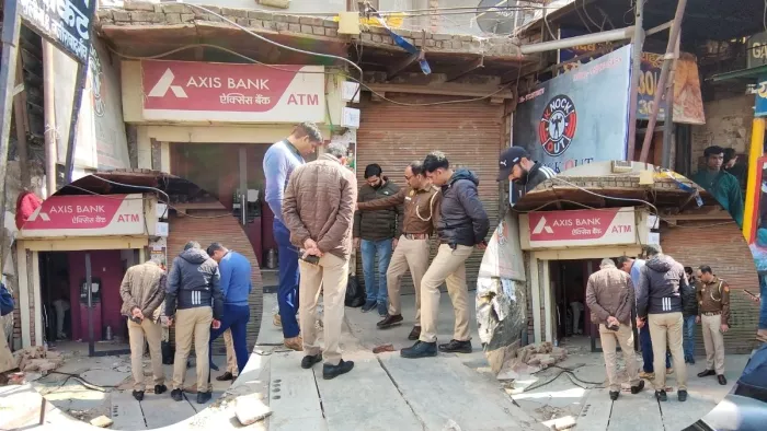 delhi news: रात के समय एटीएम उखाड़ ले उड़े बदमाश। फोटो जागरण
