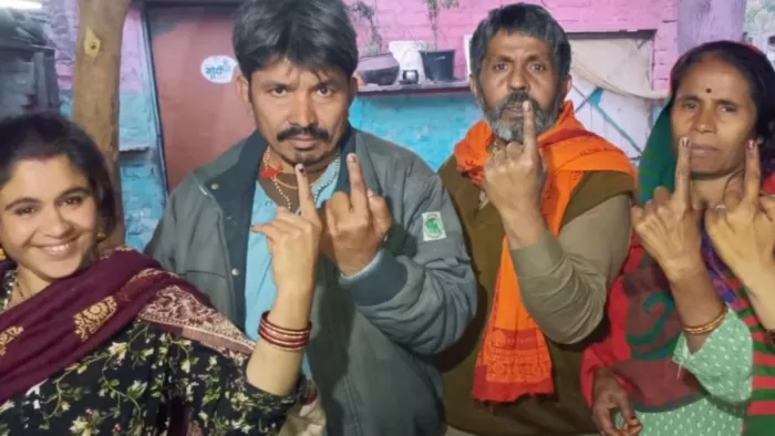 delhi election 2025: पाकिस्तानी हिंदुओं ने पहली बार दिल्ली में मतदान किया।