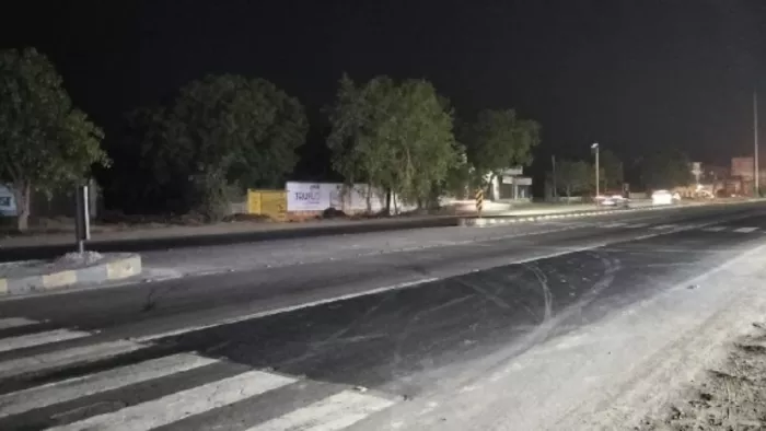 सड़क पार कर रही महिला को टक्कर मारकर उठा ले गए कार सवार - प्रतीकात्मक तस्वीर।