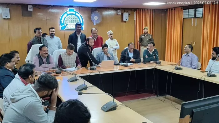 भूखंडों का ई-लाटरी से आवंटन करते प्राधिकरण के उपाध्यक्ष आनंद वर्द्धन, सचिव यूपी सिंह व अन्य। सौ. जीडीए
