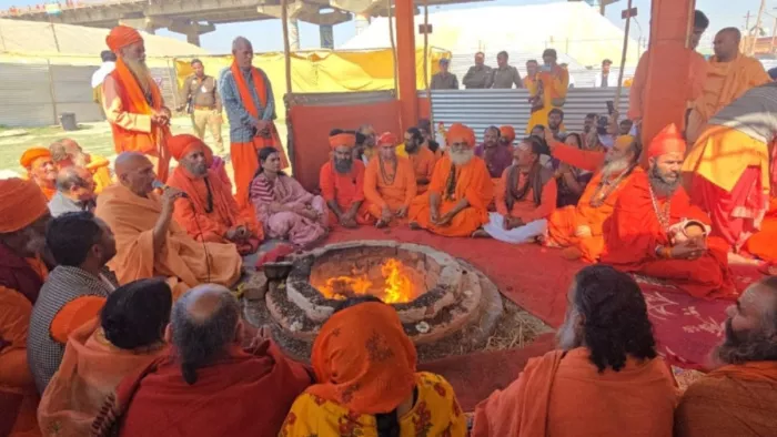 गुप्त नवरात्रि का अनुष्ठान कराते स्वामी अवधेशानंद गिरि। सौ. शिविर प्रबंधन