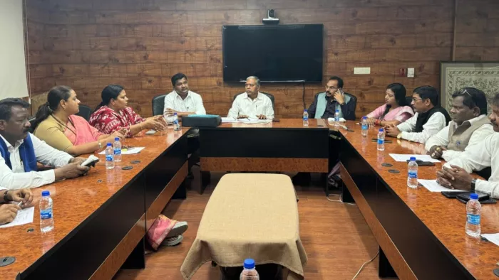 नई दिल्ली स्थित झारखंड भवन में विधायकों एवं मंत्रियों के साथ बैठक करते कांग्रेस के प्रदेश अध्यक्ष केशव महतो कमलेश।