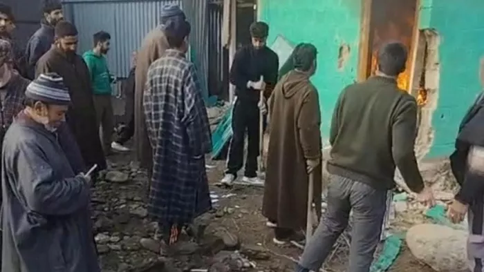 तोड़ा गया काबा की डमी जैसा ढांचा, ढोंगी गिरफ्तार।