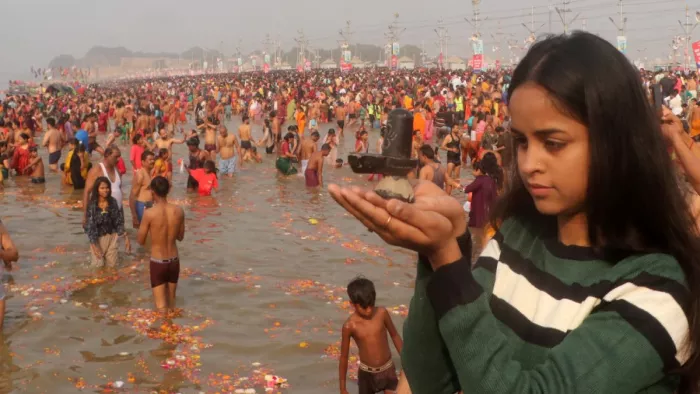 Maha Kumbh 2025: गंगा में स्नान के बाद शिवलिंग लेकर गंगा के समक्ष ध्यान लगाती युवती। भैरव जायसवाल