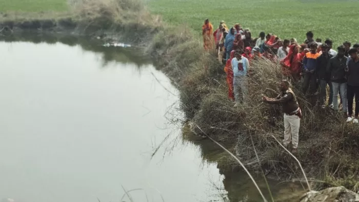 पानी में पड़े शव को देखने के लिए लगी भीड़। जागरण