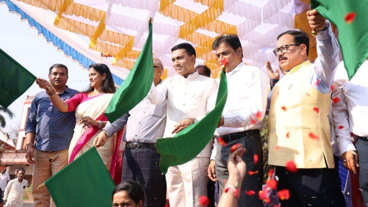 seeing grandeur of maha kumbh cm of goa was impressed by yogi flagged off a special train