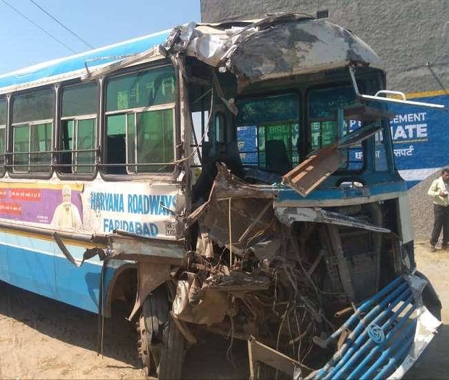 UP Big Accident: हरियाणा के बल्लभगढ़ डिपो की बस में भ‍िड़ी पलवल से आ रही बस।