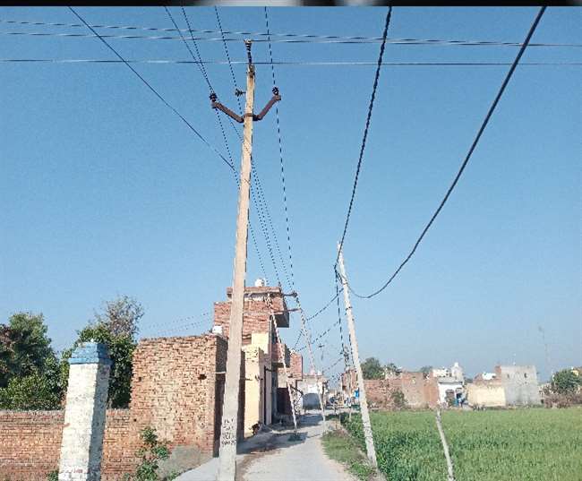 बापौली में खंभे के कारण जल गया युवक, ऐसे खतरनाक रास्तों की कमी नहीं, तस्वीर ही डरा रही है