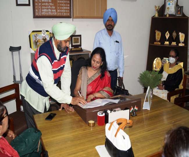 जगराओं के साइंस कालेज में डा सुखविंदर कौर ने डीडीओ पावर का कार्यभार