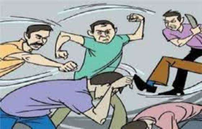 दबंगों ने लोगों के सामने युवक को पीटा और लोग देखते रहे तमाशा - The young  man was beaten with kicking punches police arrived