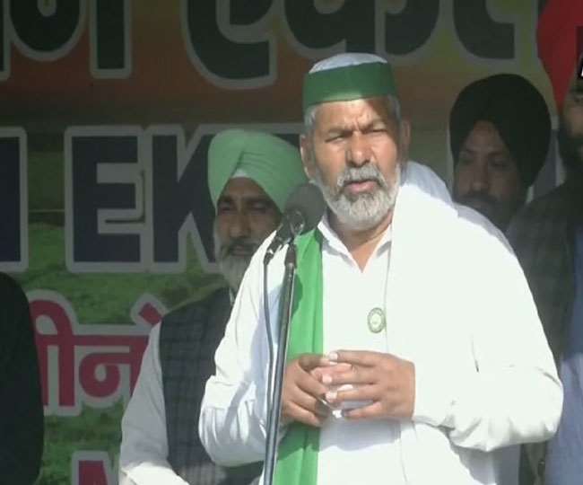 मंंच पर प्रदर्शन करते हुए किसान नेता राकेश टिकैत।