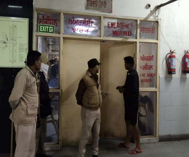 घायलों को अमृतसर के गुरु नानक देव अस्पताल में दाखिल करवाया गया है।