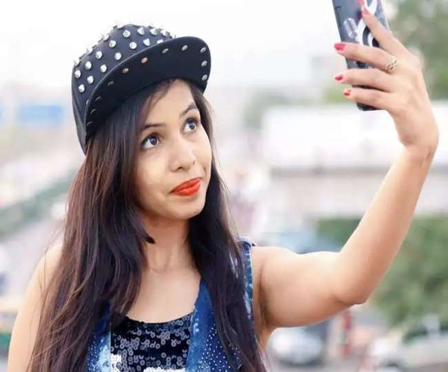 https://www.jagranimages.com/images/newimg/06032022/06_03_2022-dhinchak_pooja_22521910.jpg