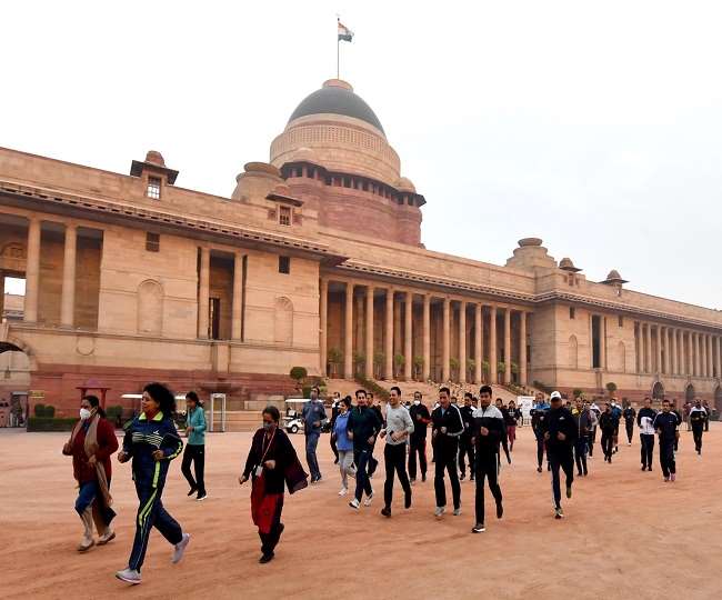 राष्ट्रपति भवन में रामनाथ कोविंद ने आजादी का अमृत महोत्सव फिटनेस रन को दिखाई हरी झंडी