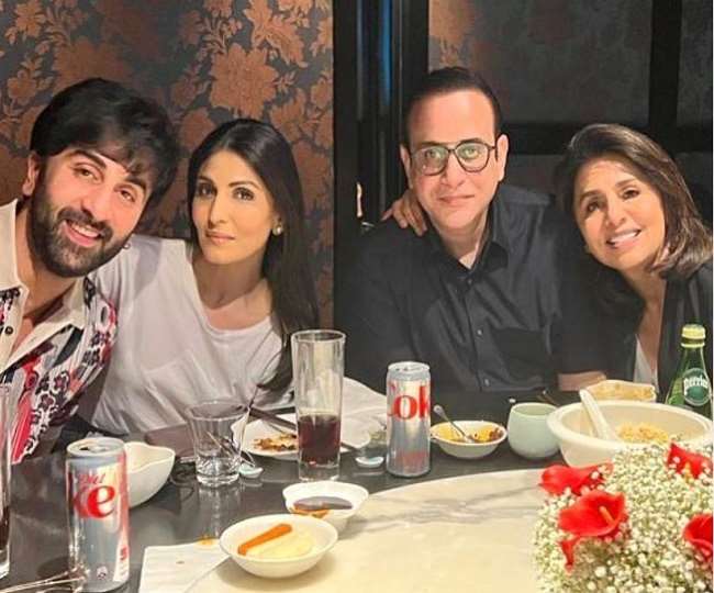 ranbir kapoor had dinner with mother neetu kapoor and sister riddhima sahni photos goes viral on social media