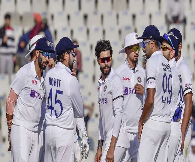 कप्तान रोहित शर्मा के साथ टीम इंडिया के अन्य खिलाड़ी (एपी फोटो)