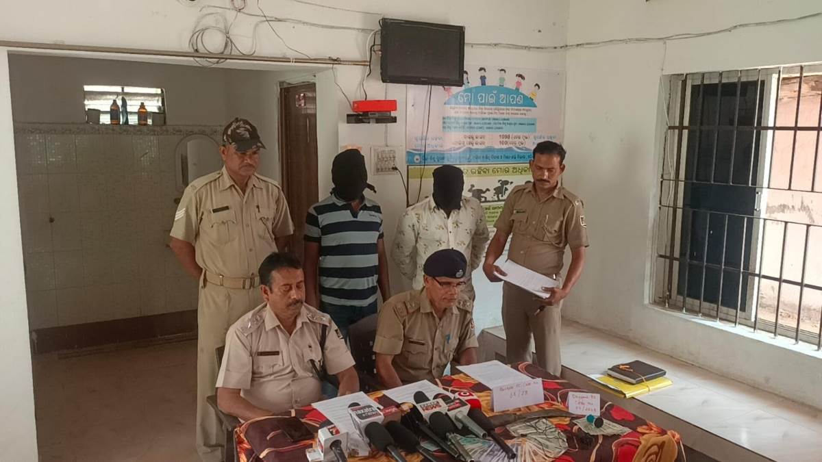 bamda robbery case with youth 2 accused arrested16 thousand rupees recovered