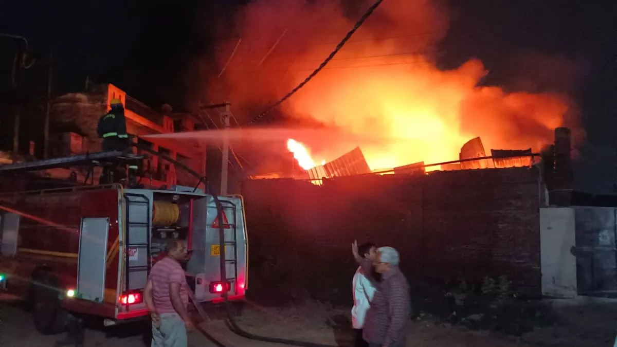 Hapur Fire: केमिकल फैक्ट्री में लगी भीषण आग, मौके पर पहुंची दमकल की 10 गाड़ियां; लाखों का हुआ नुकसान - Fierce fire in chemical factory in Hapur 10 fire engines reached spot
