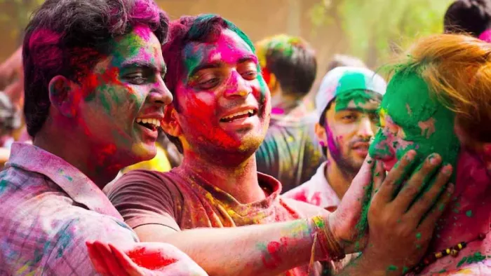 Holi 2023 Astrology Tips: होली पर राशिनुसार इस रंग के कपड़े पहनकर खेले रंग