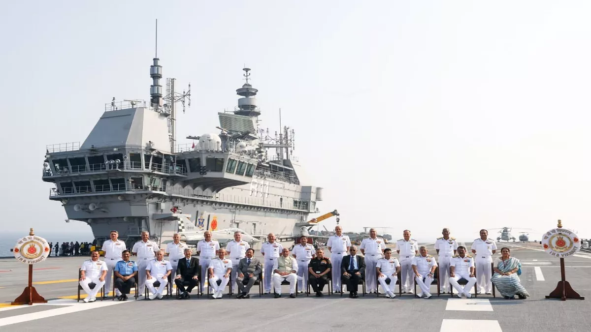 "हमारा रक्षा क्षेत्र रनवे पर है, जल्द करेगा टेक ऑफ";  INS विक्रांत पर नौसेना की बैठक में बोले राजनाथ सिंह