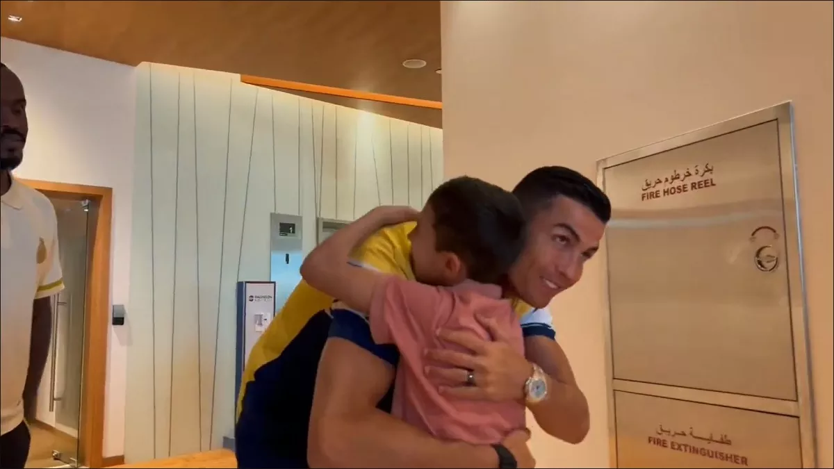 रोनाल्डो ने नन्हें फैन को लगाया गले। फोटो- वायरल वीडियो से।