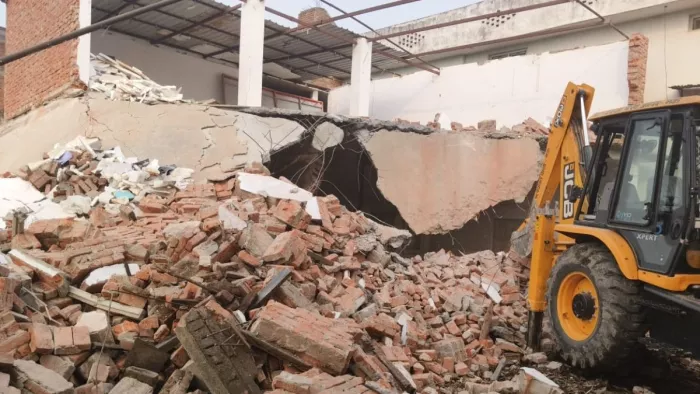 सड़क चौड़ीकरण के जद में आ रहे मकानों पर गरजा बुलडोजर