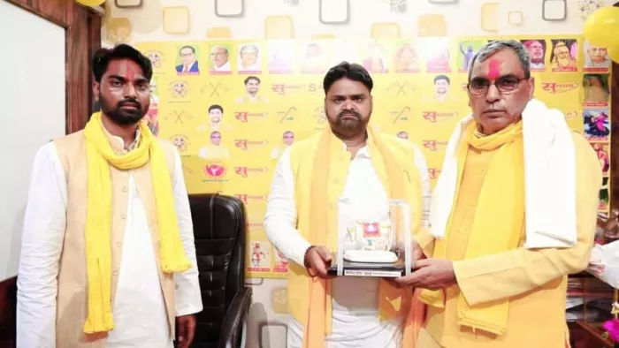 ओमप्रकाश राजभर को चांदी का कामधेनु देकर सम्मानित करते पार्टी के प्रदेश महासचिव शैलेंद्र सिंह गुड्डू। जागरण