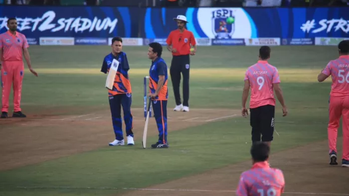 सचिन के साथ क्रिकेट खेलते दिखे आमिर हुसैन।