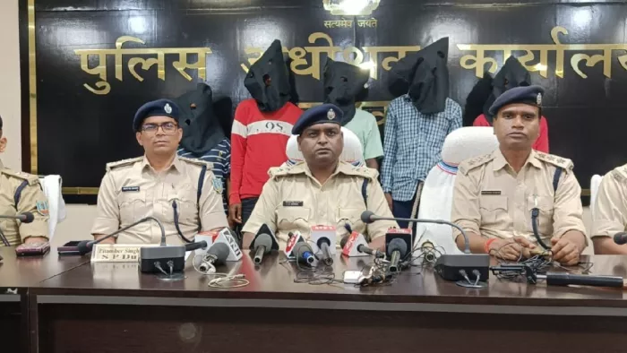 पुलिस अधीक्षक सभागार में अरोपित के बारे में जानकारी देते एसपी पीतांबर सिंह खेरवार (फोटो- जागरण)