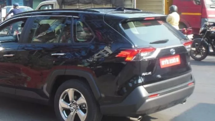 Toyota RAV4 hybrid SUV को टेस्टिंग के दौरान देखा गया है।