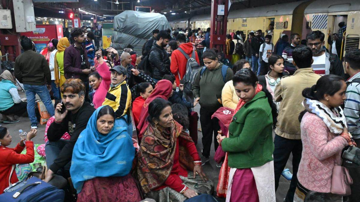https://www.jagranimages.com/images/newimg/06032025/06_03_2025-_delhi_stampede_2_23895413.jpg