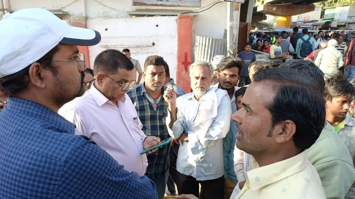 प्रशासन का बुलडोजर देखते ही व्यापारियों में मचा हड़कंप, नाले में फेंक दिया ठेला; तहरीर दर्ज