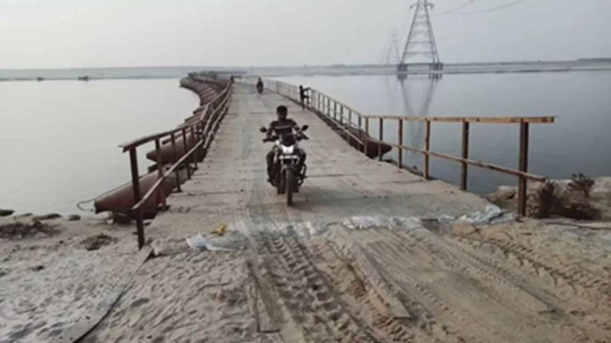 Bihar News: बिहार से यूपी की दूरी हुई कम, इस शहर में पीपा पुल बनकर हो गया तैयार; दौड़ने लगे वाहन