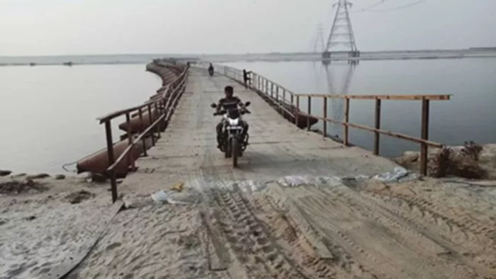 बक्सर में पीपा पुल बनकर तैयार (जागरण)
