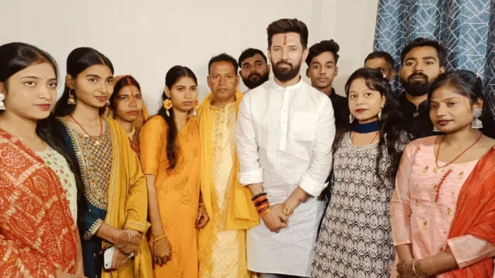 हाजीपुर में पत्रकार संजीत कुमार उर्फ मोती के पुत्री को बधाई देते केंद्रीय मंत्री चिराग पासवान। (फोटो जागरण)