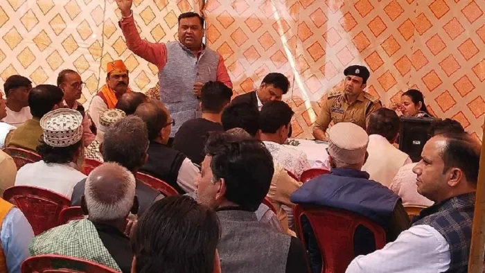 संभल कोतवाली में पीस कमेटी की बैठक करतीं एसडीएम वंदना मिश्रा व सीओ अनुज चौधरी। जागरण