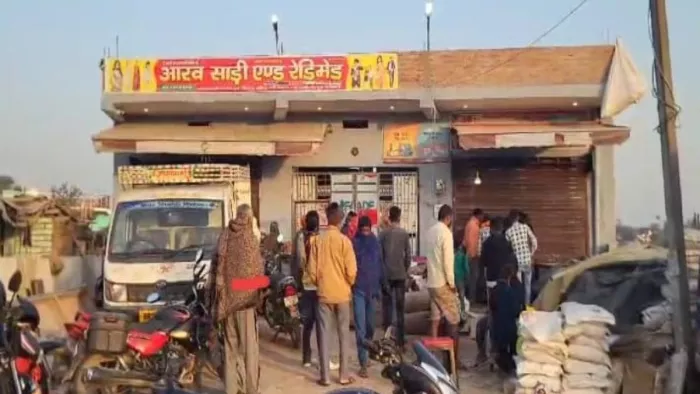 कपड़ा व्यवसायी पर हमले की खबर मिलने के बाद घटनास्थल पर लोगों की भीड़