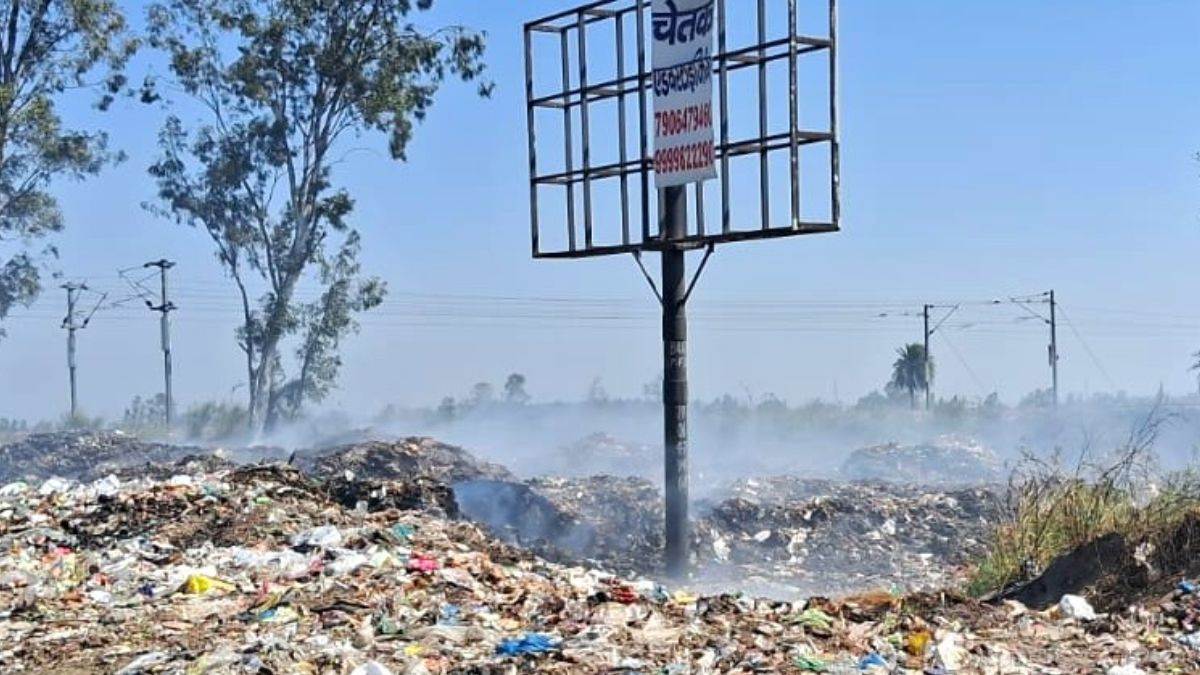 fire breaks out in garbage dumping ground in hapur passersby are gasping for breath