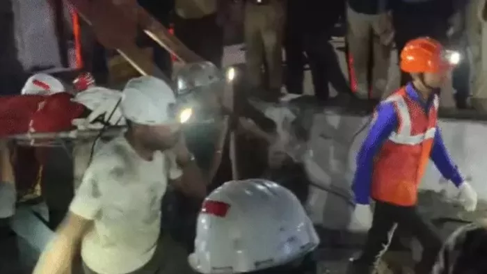 घटनास्थल पर राहत एवं बचाव कार्य जारी। ( फोटो- जेएनएन )