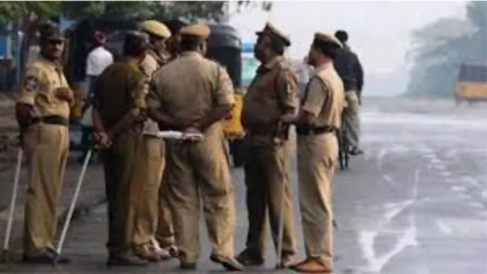 रोहतास के नटवार बाजार में पुलिस की रेड। (सांकेतिक फोटो जागरण)