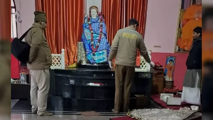 चक्कर स्थित साईं मंदिर में जांच करती पुलिस टीमl