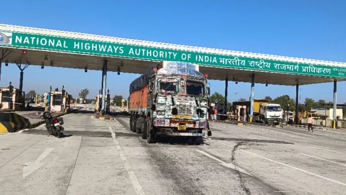 लालगंज के नेशनल हाईवे 135 पर स्थित अतरैला शिवगुलाम टोल प्लाजा। जागरण