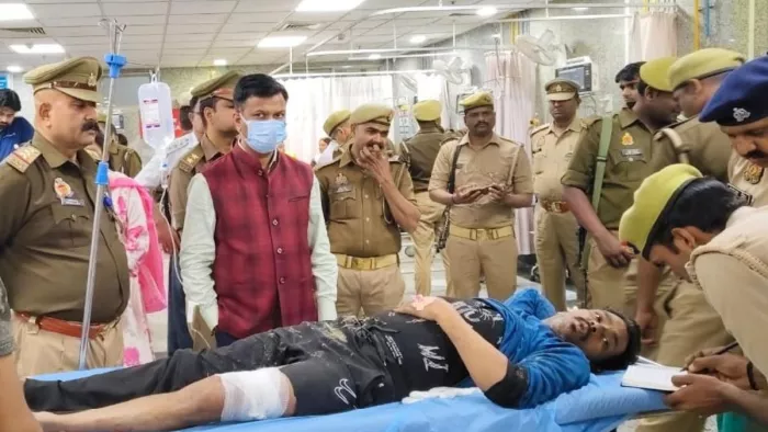 पान की दुकान पर पीएसी जवान अश्वनी त्रिपाठी को गोली लगने की घटना की जानकारी लेते पुलिसकर्मी। जागरण