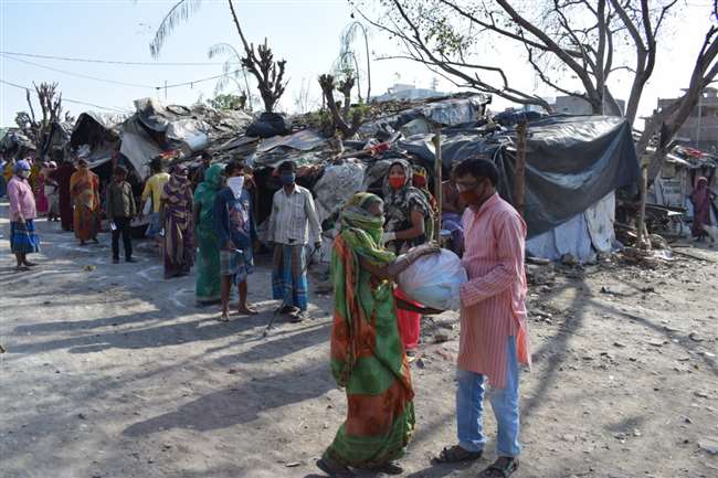 Lockdown in varanasi : पीएम नरेंद्र मोदी के सांसद आदर्श ग्राम नागेपुर में राहत सामग्री वितरण कार्य जारी