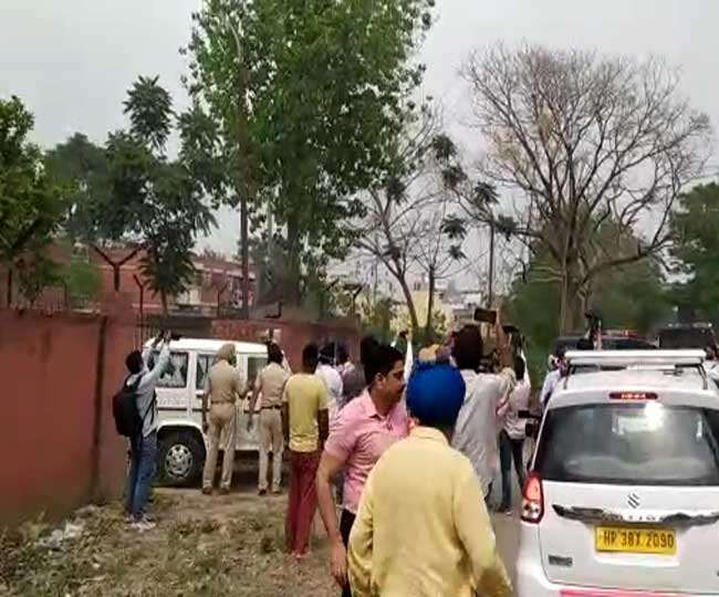 रूपनगर जेल से मुख्तार अंसारी को लेकर रवाना हाेती यूपी पुलिस की गाडि़यां। (जागरण)
